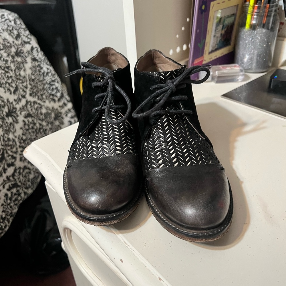 Funky black and white low top lace up shoes